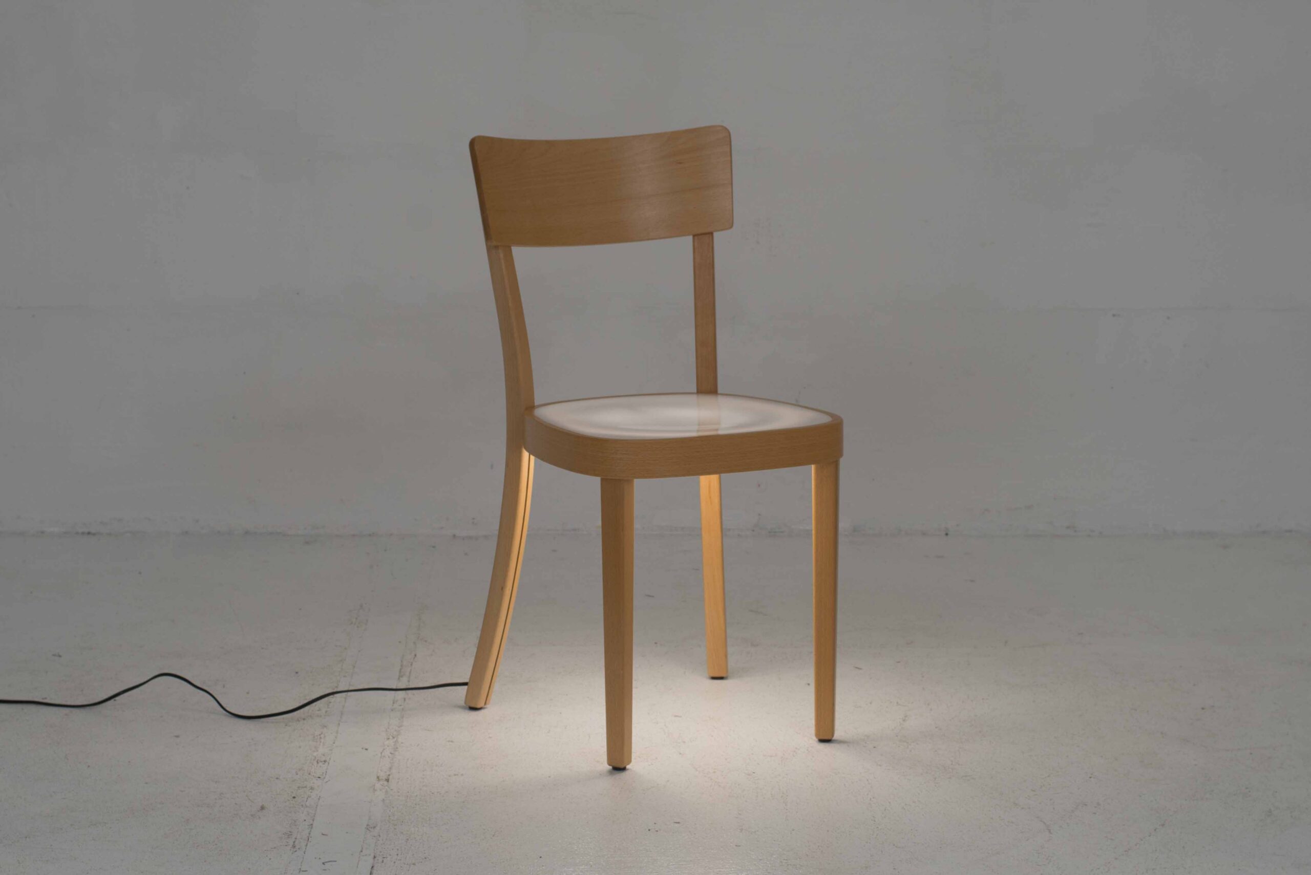 Jörg Boner Pof 1 Stuhl mit Leuchtsitzfläche von Horgenglarus-1