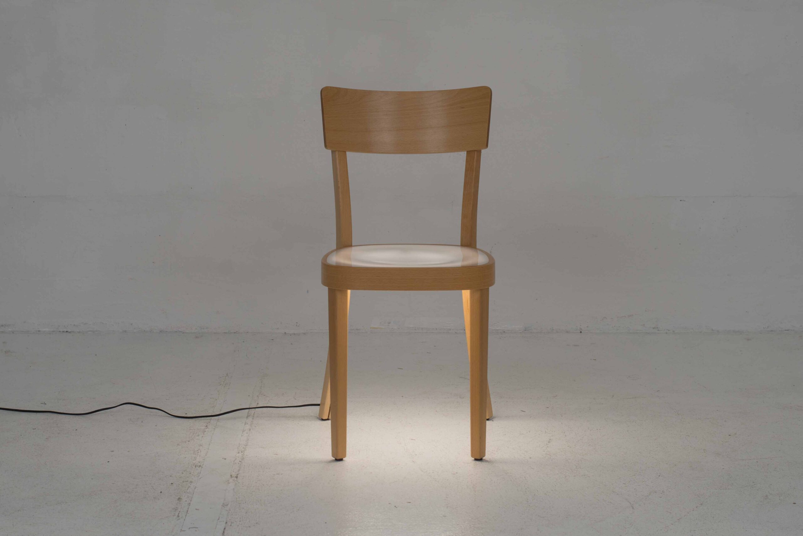 Jörg Boner Pof 1 Stuhl mit Leuchtsitzfläche von Horgenglarus-5