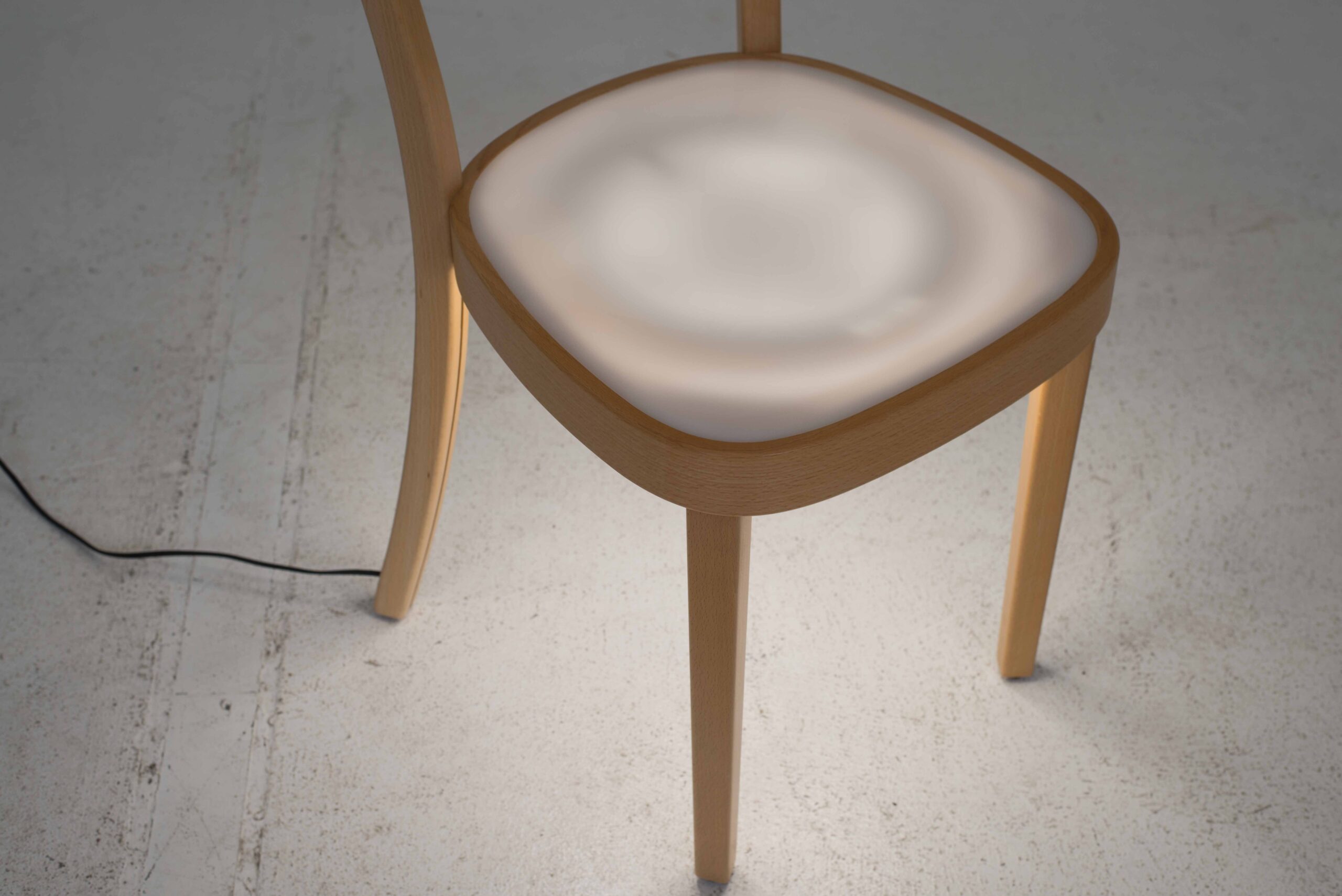 Horgenglarus / Hidden Pof 1 Stuhl mit Leuchtsitzfläche von Jörg Boner-7