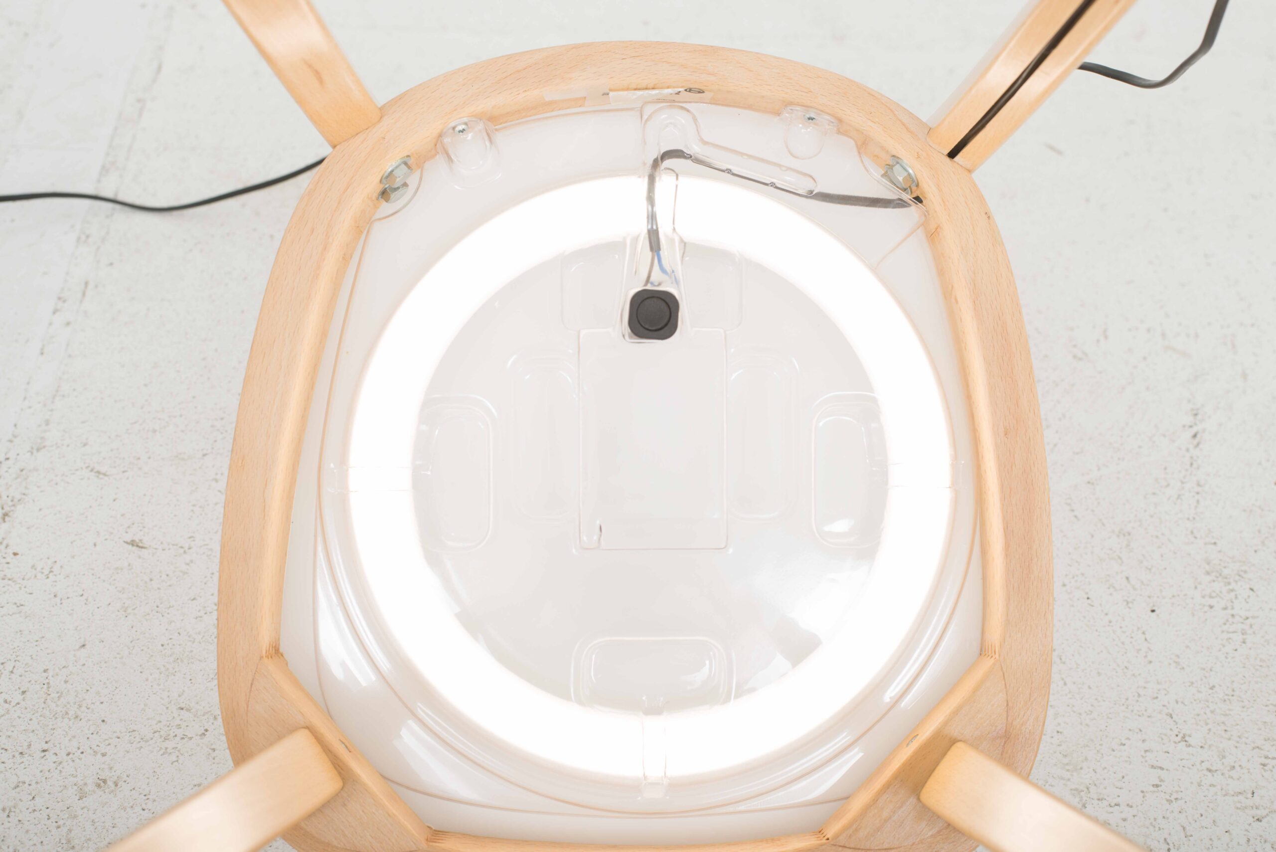 Horgenglarus / Hidden Pof 1 Stuhl mit Leuchtsitzfläche von Jörg Boner-10