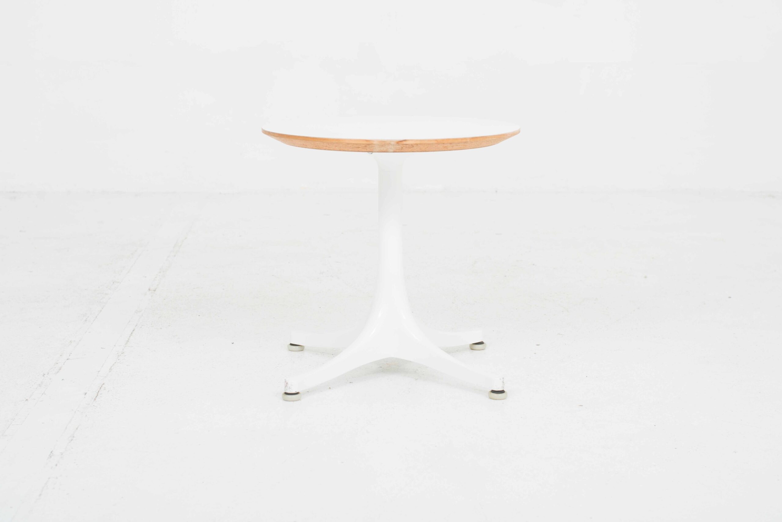 George Nelson Pedestal Table Beistelltisch / Couchtisch von Vitra in Weiss-2
