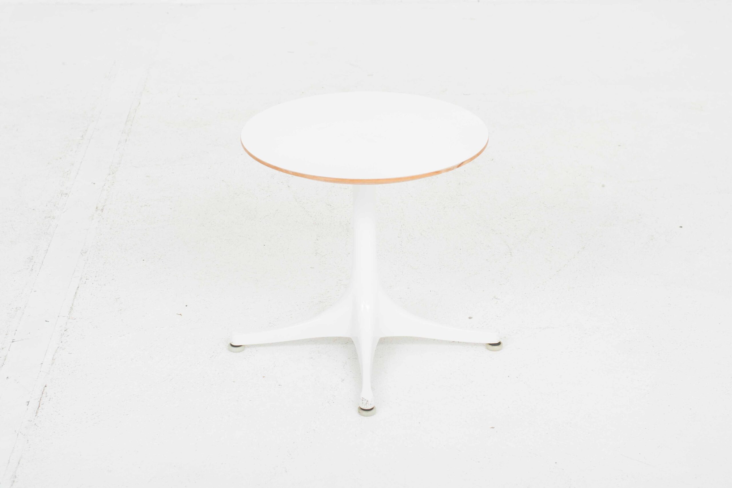 George Nelson Pedestal Table Beistelltisch / Couchtisch von Vitra in Weiss-3