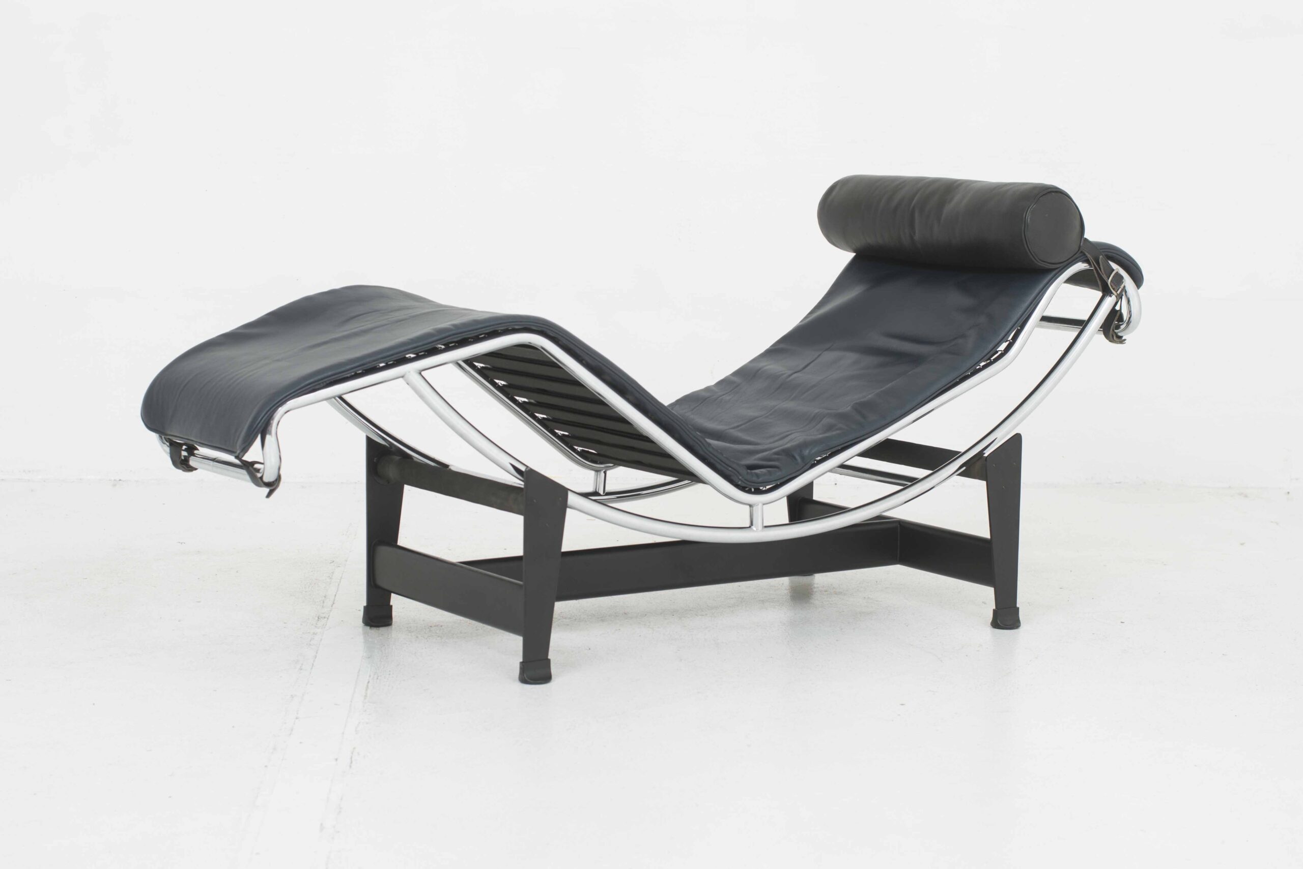 Le Corbusier LC4 Chaise Longue von Cassina in Schwarzblau mit schwarzem Kissen-0
