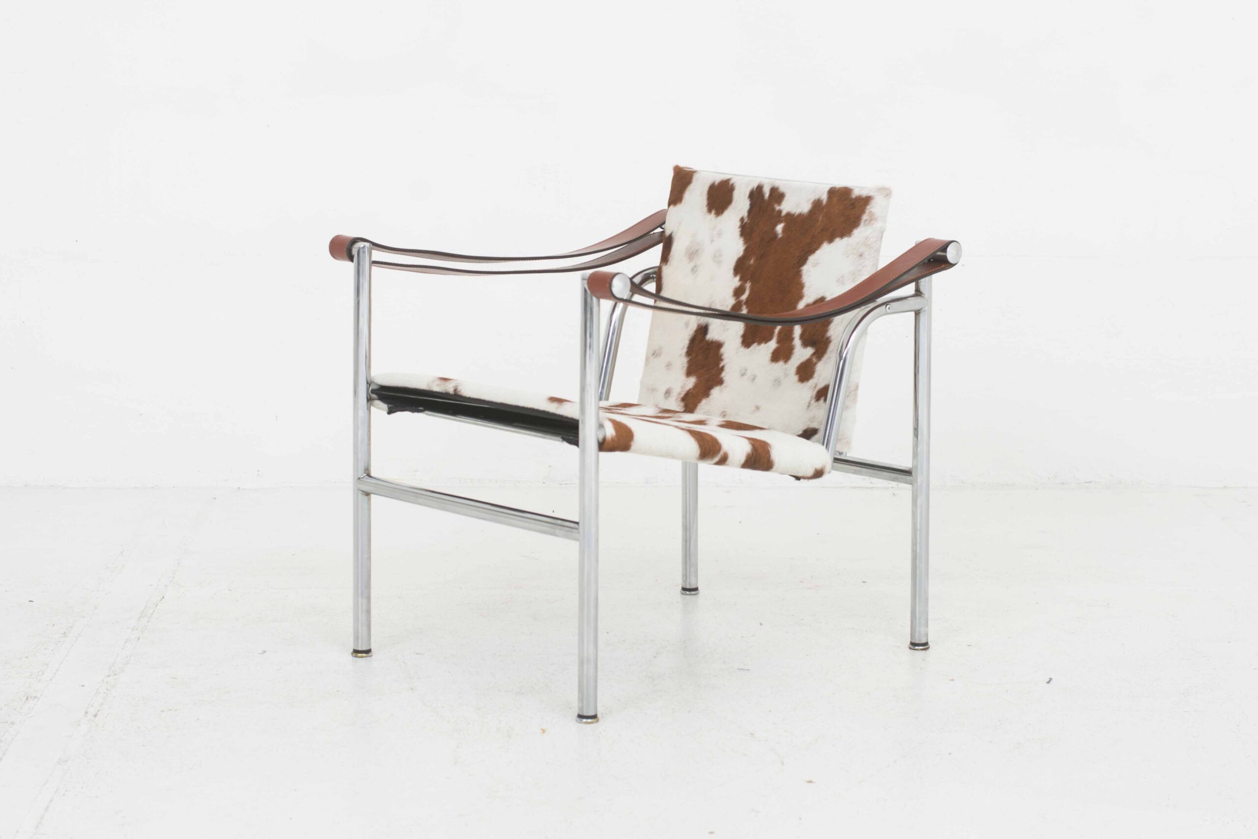 Le Corbusier LC1 Sessel von Cassina mit geflecktem Fell-0