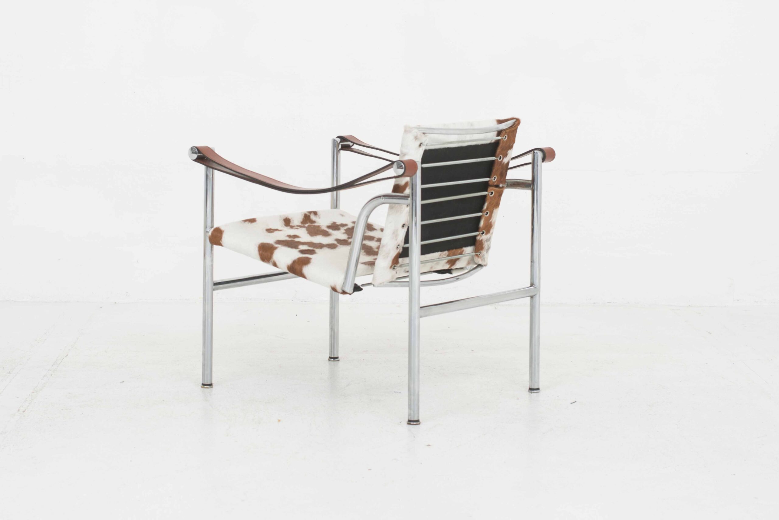 Le Corbusier LC1 Sessel von Cassina mit geflecktem Fell-4