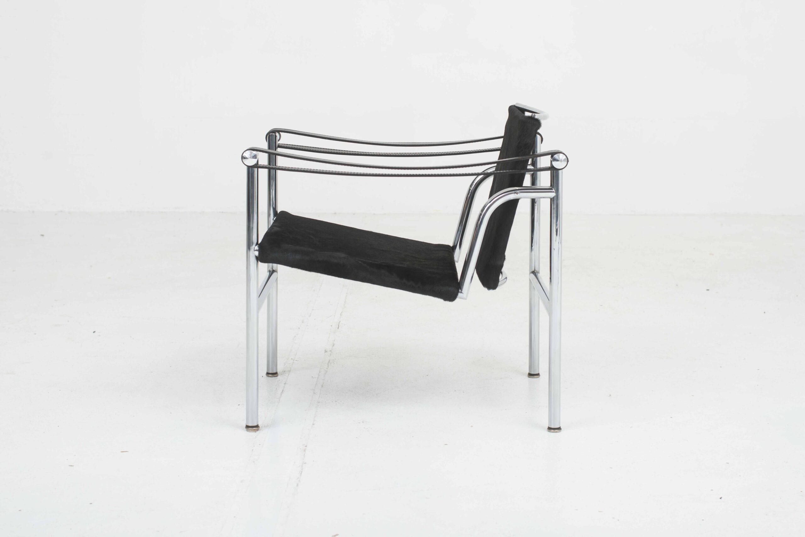Le Corbusier LC1 Sessel von Cassina mit schwarzem Fell-1