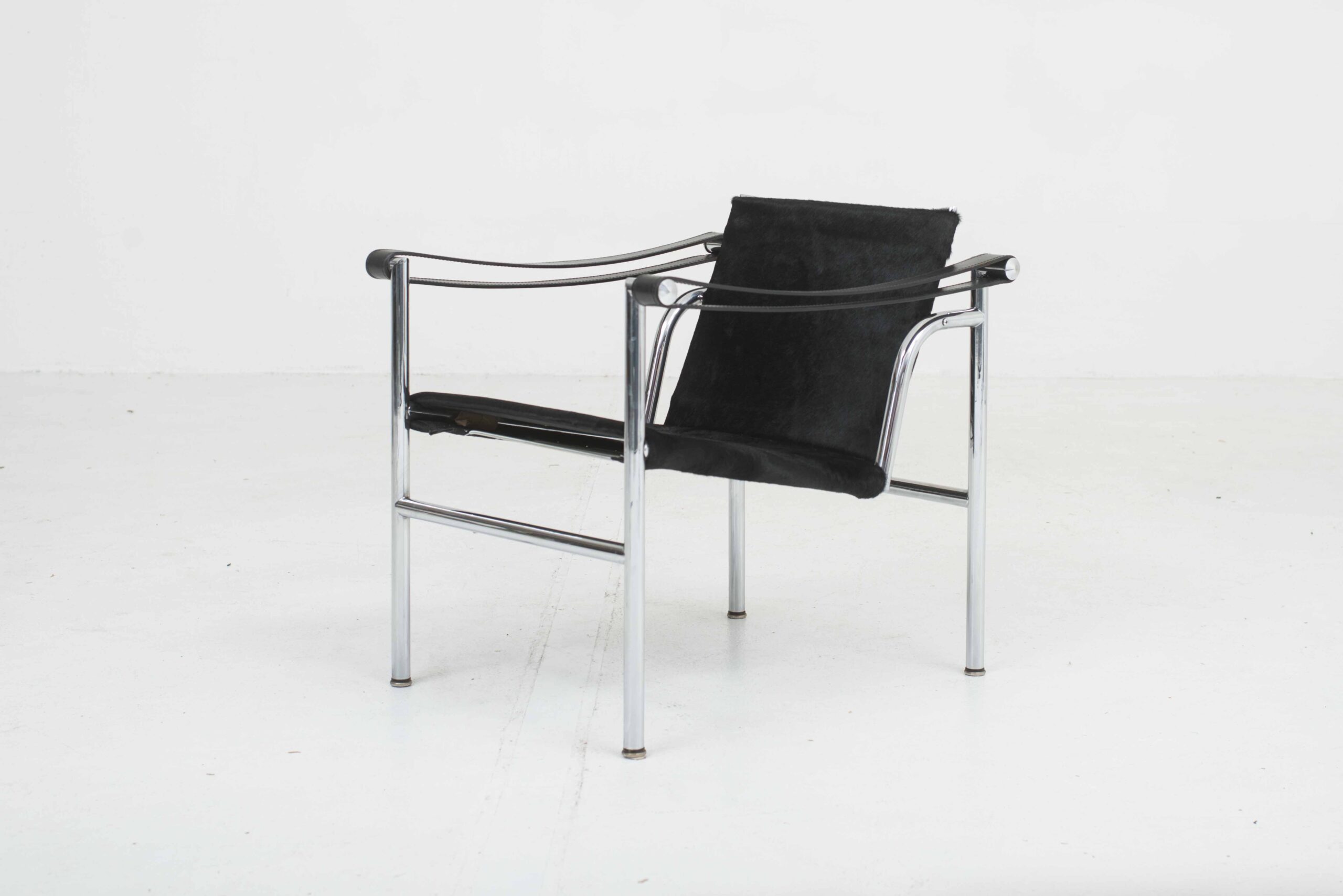 Le Corbusier LC1 Sessel von Cassina mit schwarzem Fell-0