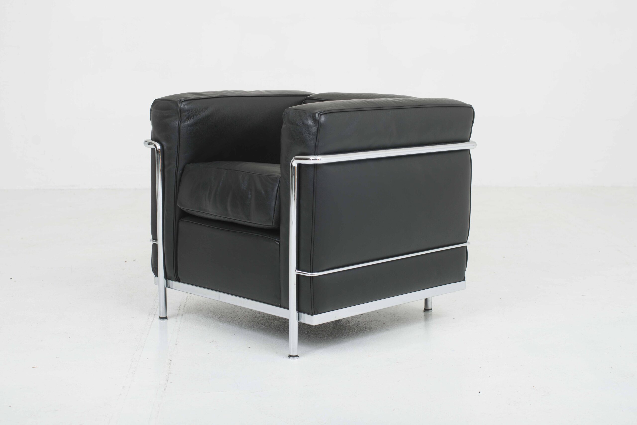 Le Corbusier LC2 Sessel von Cassina in Schwarz-0