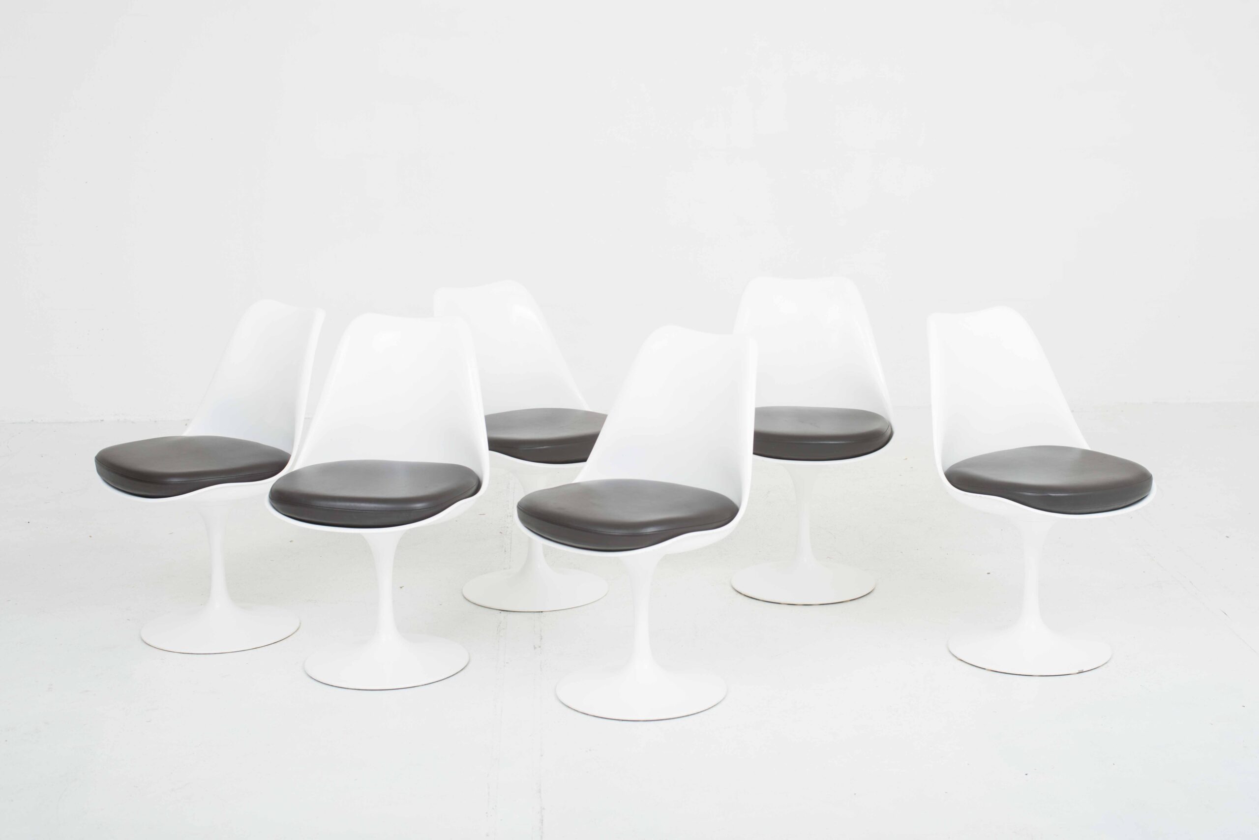 Knoll International Tulip Stühle von Eero Saarinen mit dunkelbraunem Ledersitzkissen &#8211; verschiedene Setgrössen-0