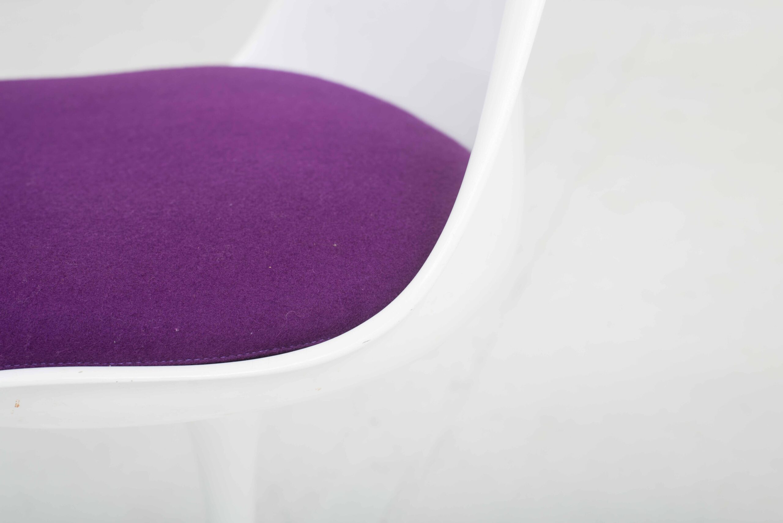 Knoll International Tulip Stuhl von Eero Saarinen mit violettem Kissen-8