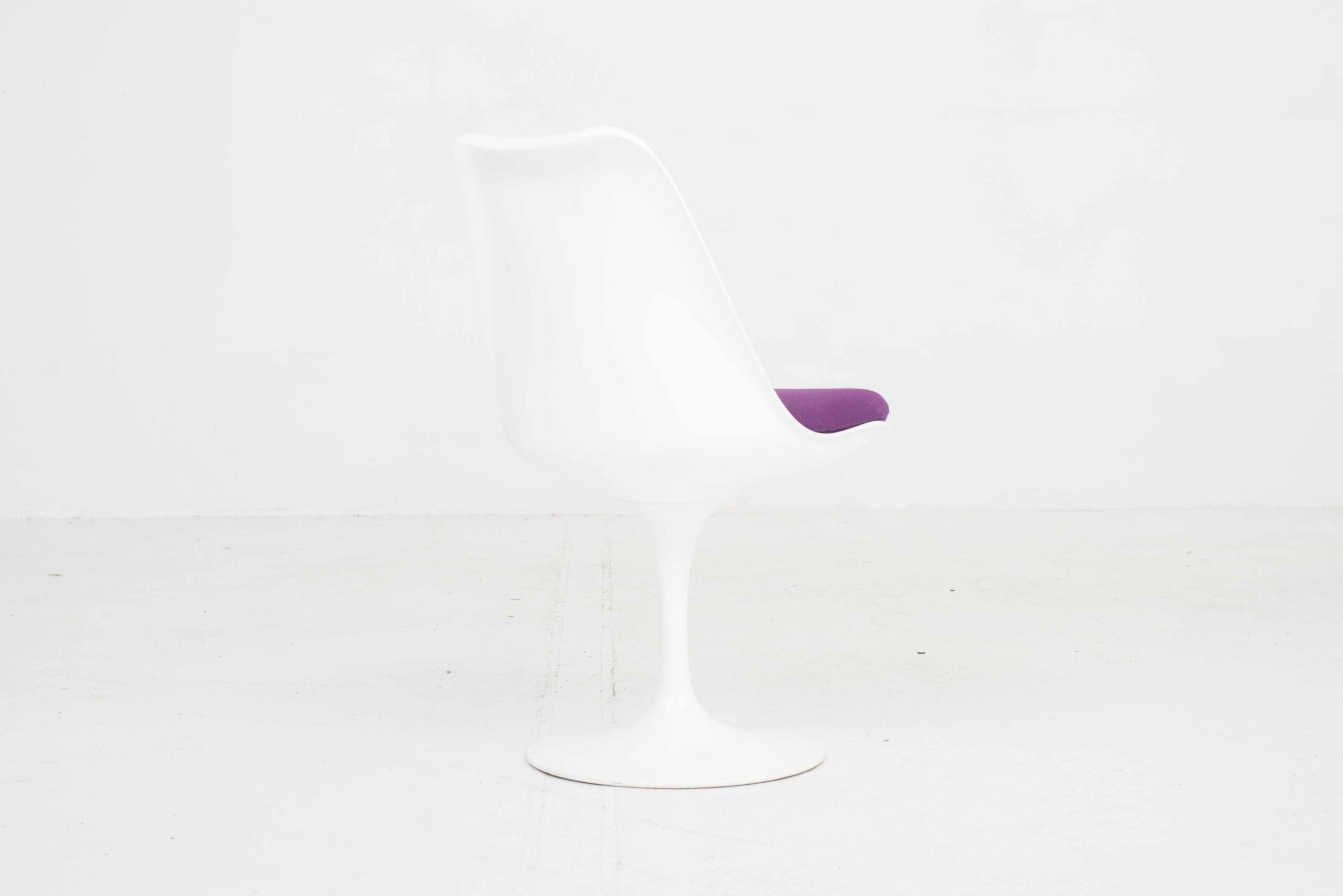 Knoll International Tulip Stuhl von Eero Saarinen mit violettem Kissen-4