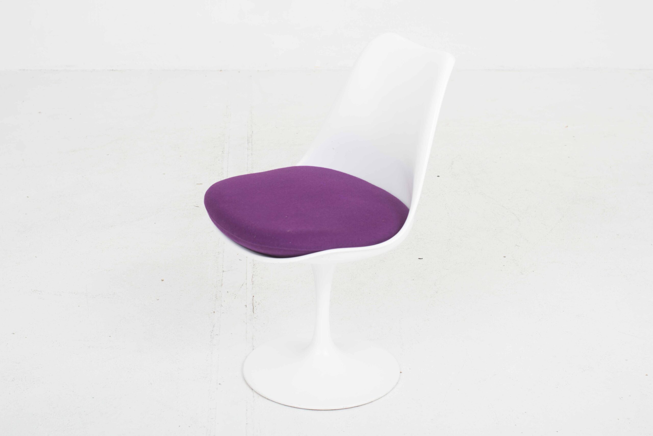 Knoll International Tulip Stuhl von Eero Saarinen mit violettem Kissen-1