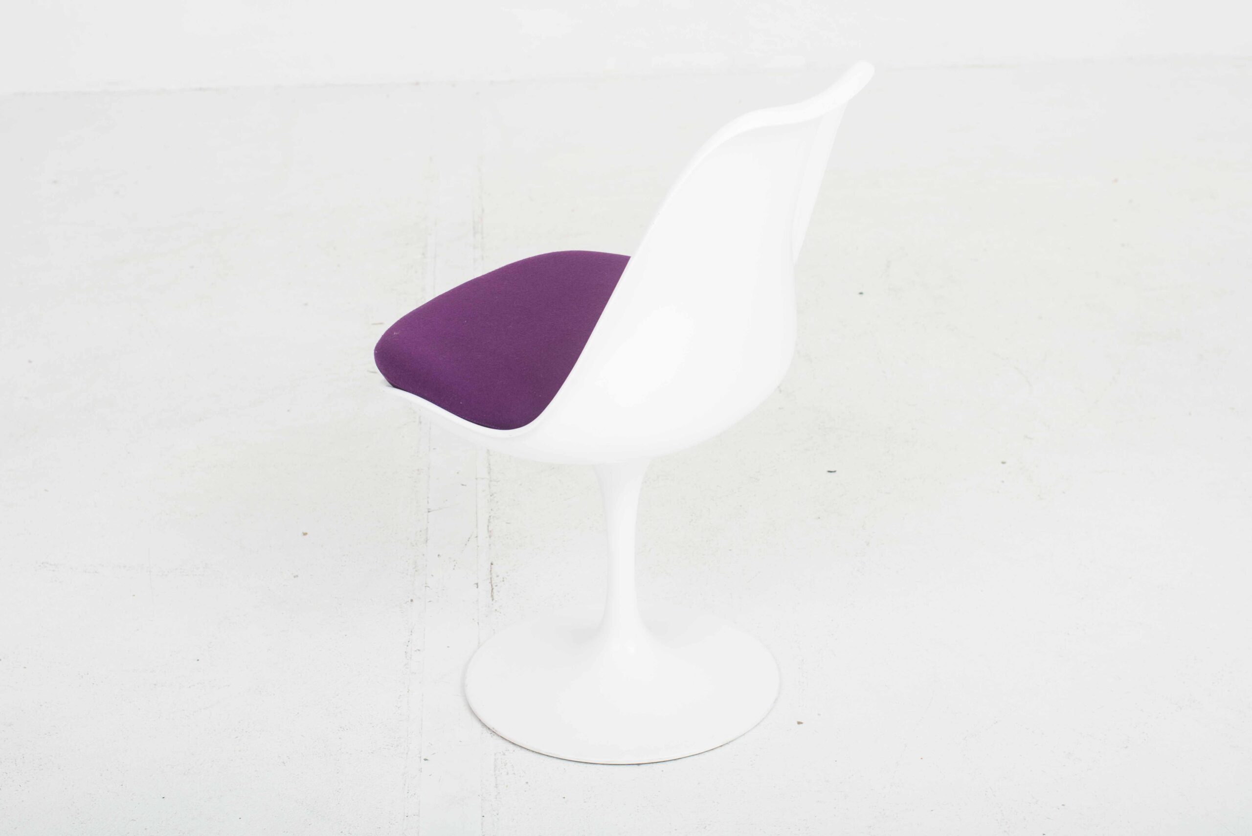 Knoll International Tulip Stuhl von Eero Saarinen mit violettem Kissen-2