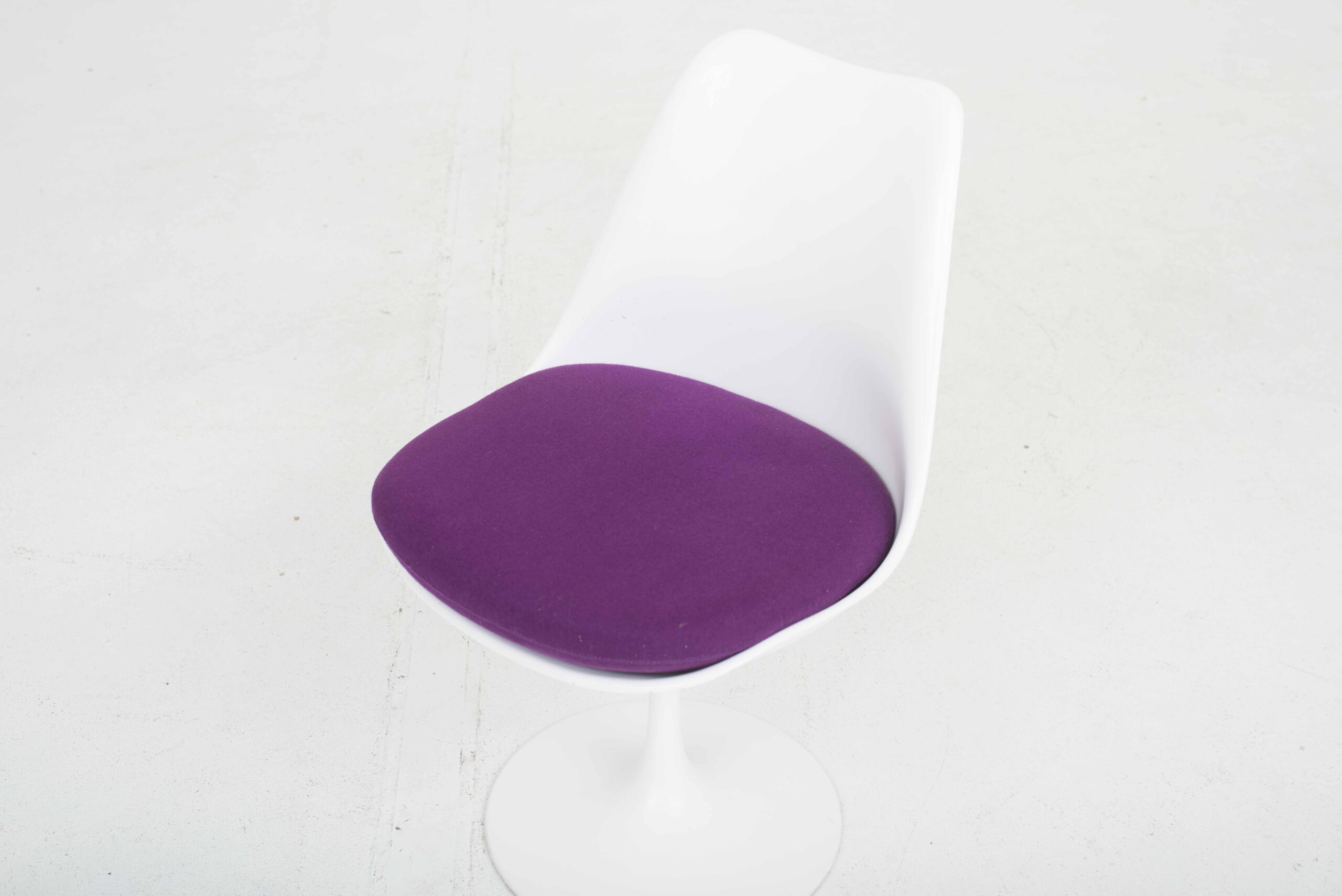 Knoll International Tulip Stuhl von Eero Saarinen mit violettem Kissen-5