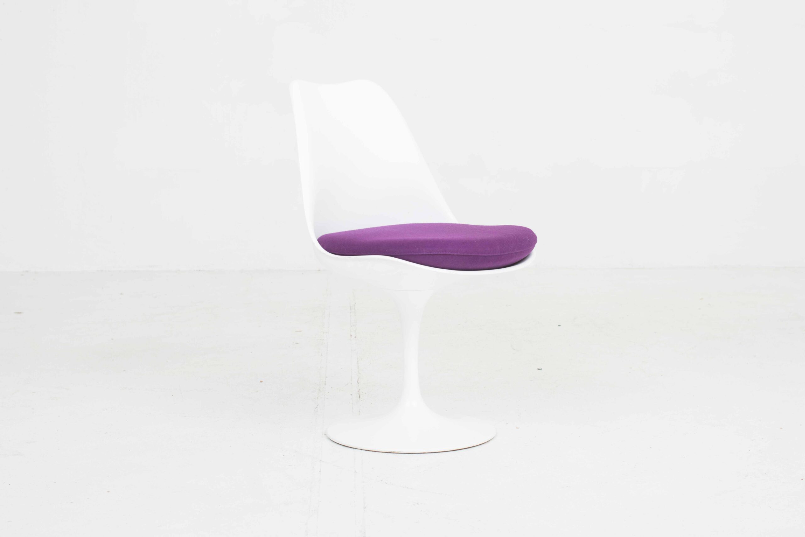 Knoll International Tulip Stuhl von Eero Saarinen mit violettem Kissen-3