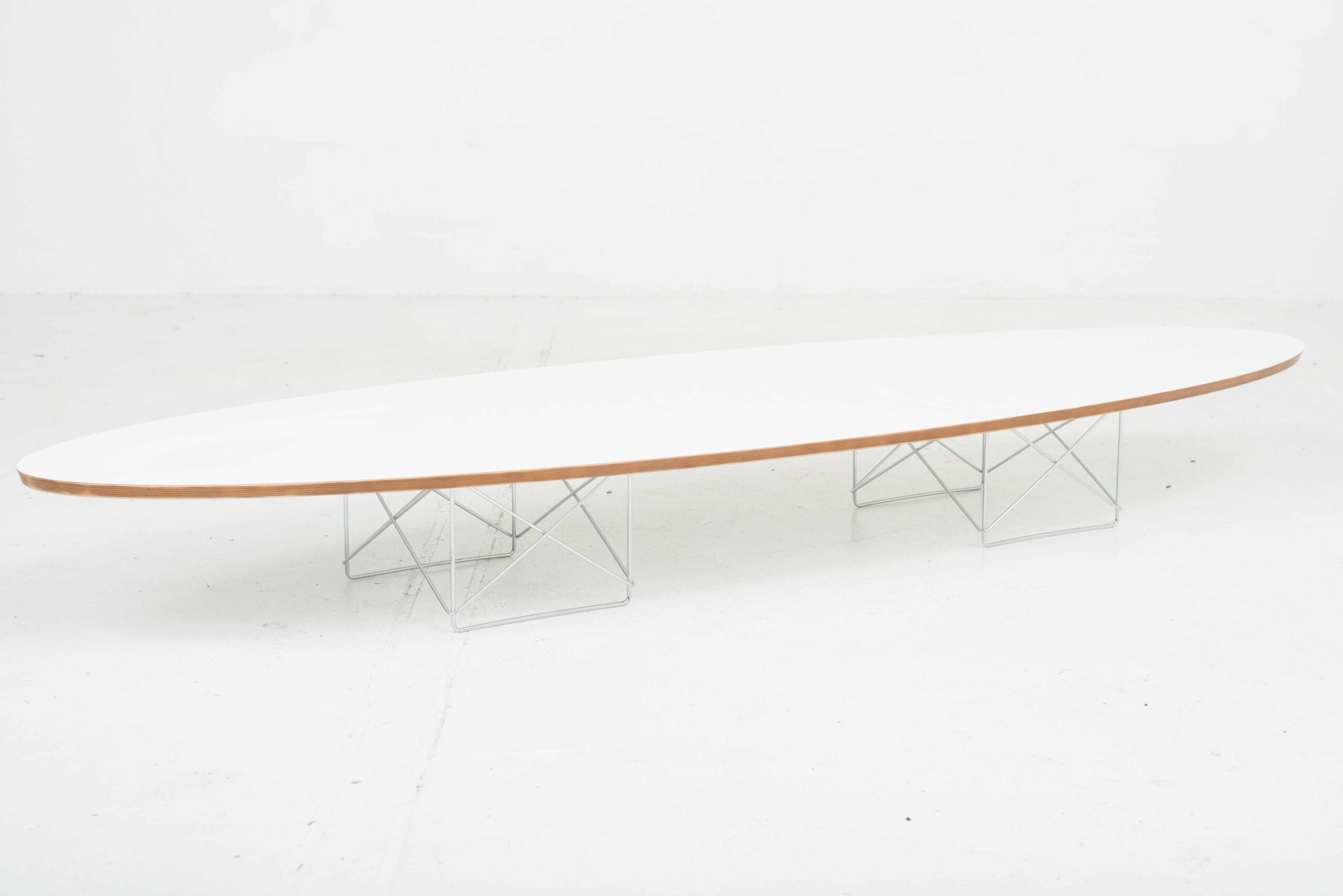 Vitra Elliptical Table ETR von Charles &amp; Ray Eames in Weiss-1