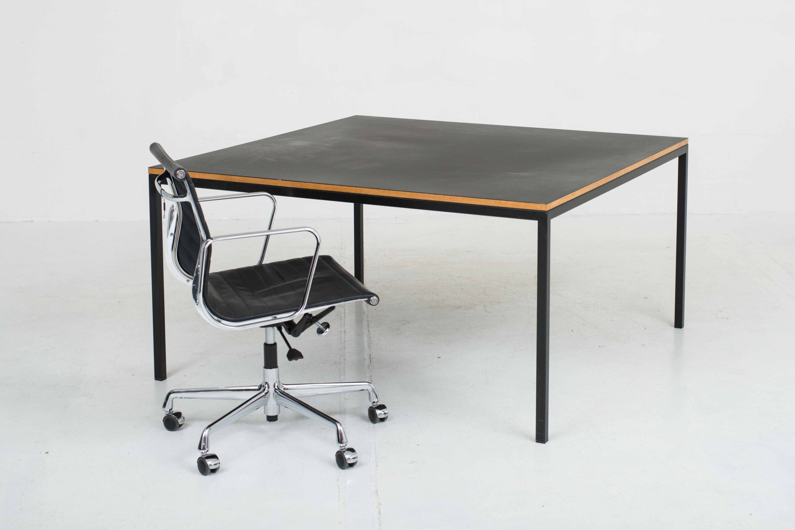 Lehni Tisch von Georg Gisel in schwarzem Linoleum-1
