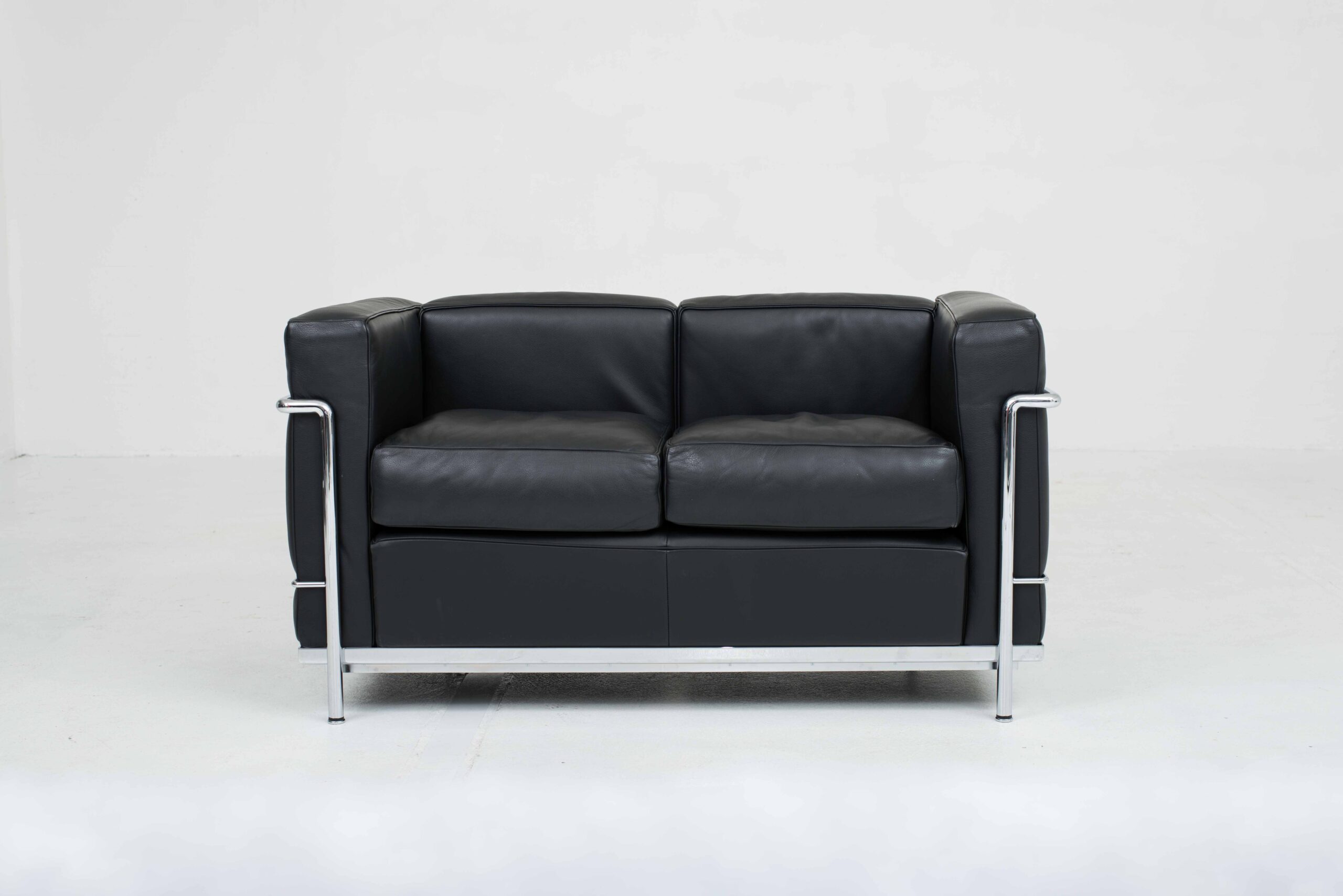 Cassina LC2 2er Sofa von Le Corbusier-0