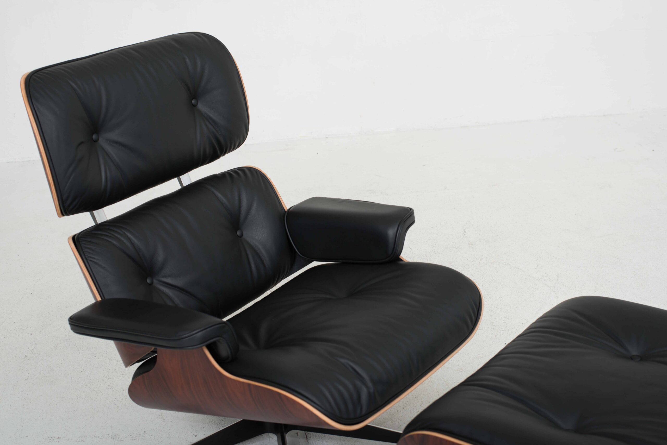 Vitra 670 Lounge Chair und Ottoman von Charles &amp; Ray Eames, XL Palisander-3