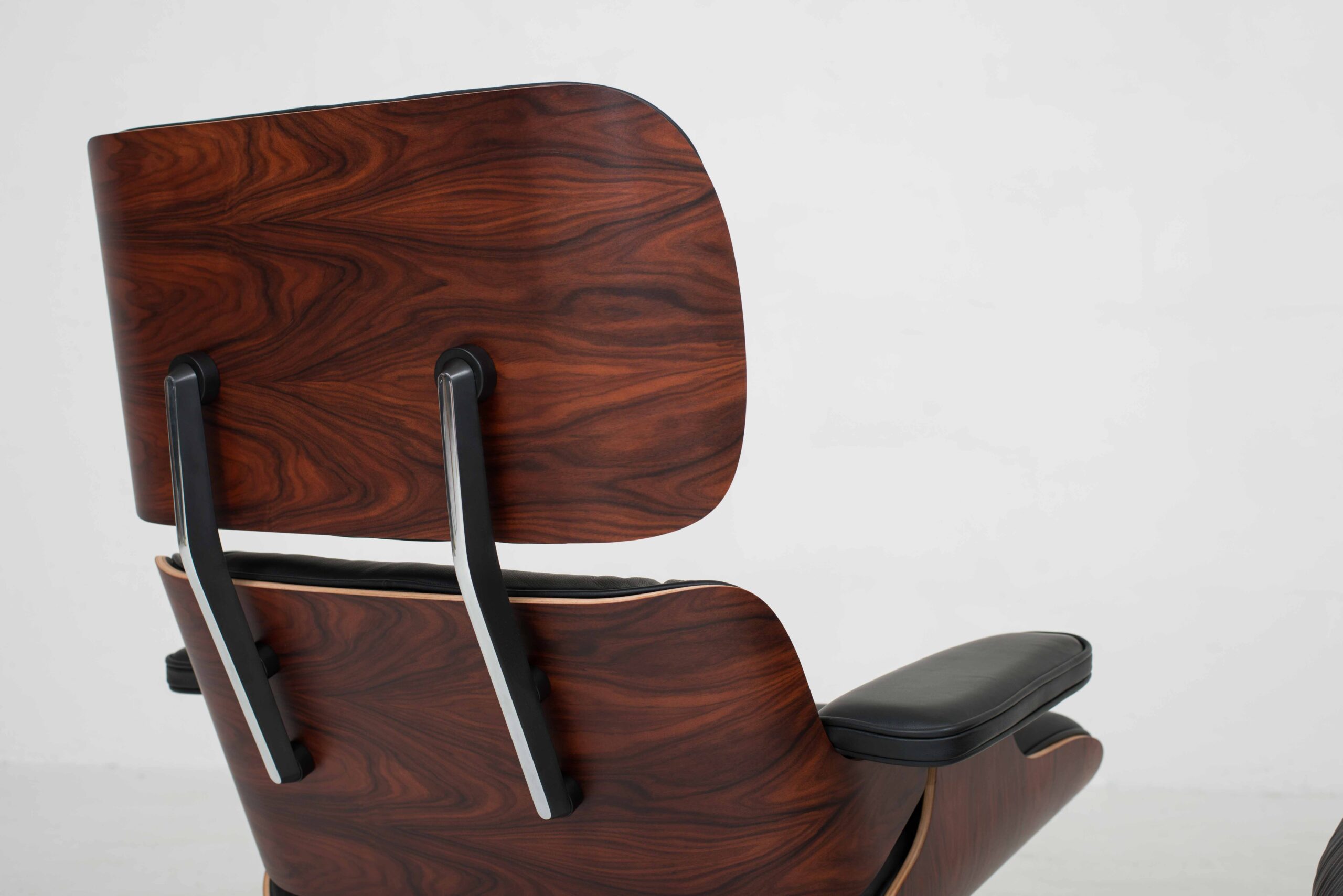 Vitra 670 Lounge Chair und Ottoman von Charles &amp; Ray Eames, XL Palisander-7