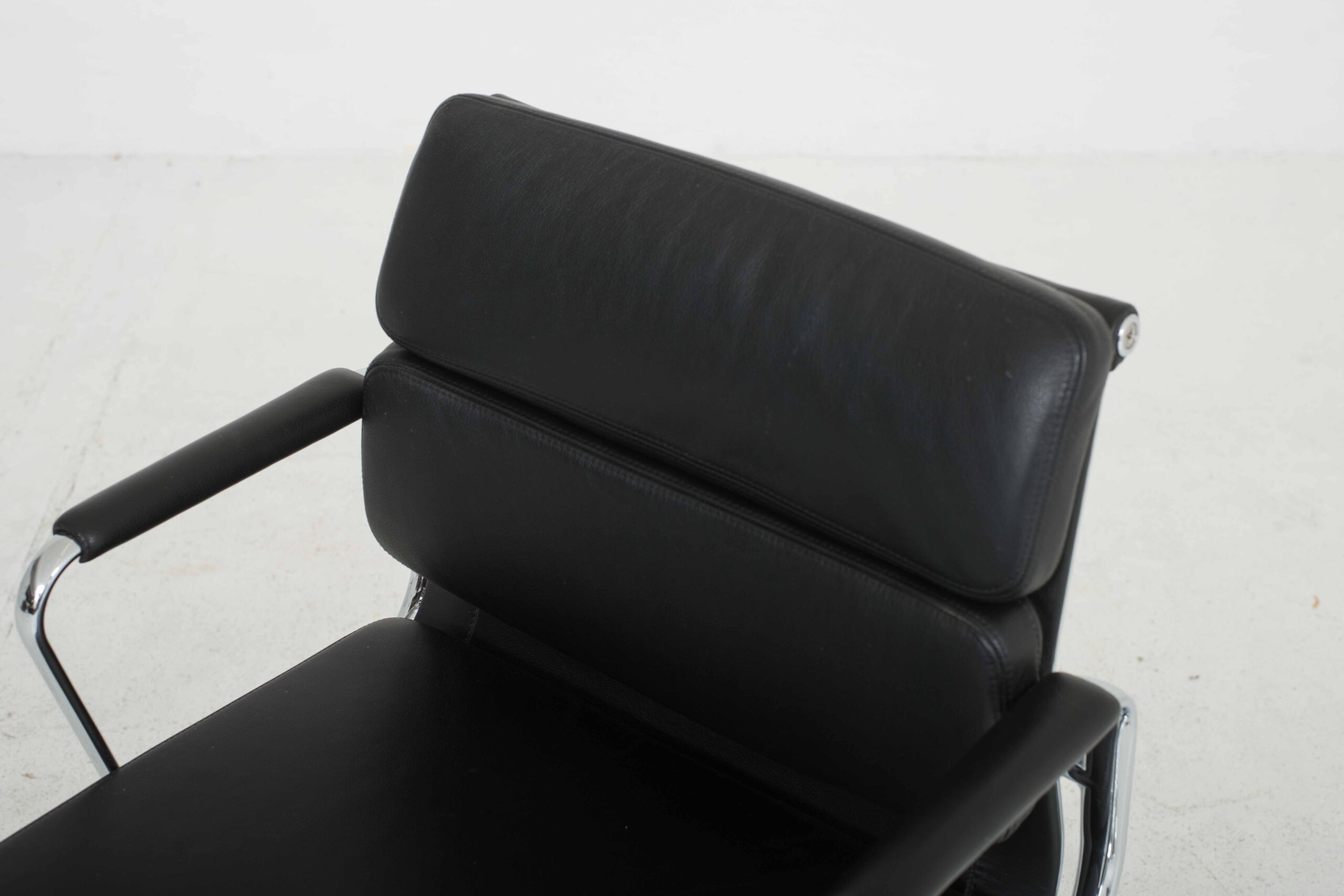 Vitra EA 217 Soft Pad Bürostuhl mit gepolsterten Armlehnen von Eames in Schwarz-5