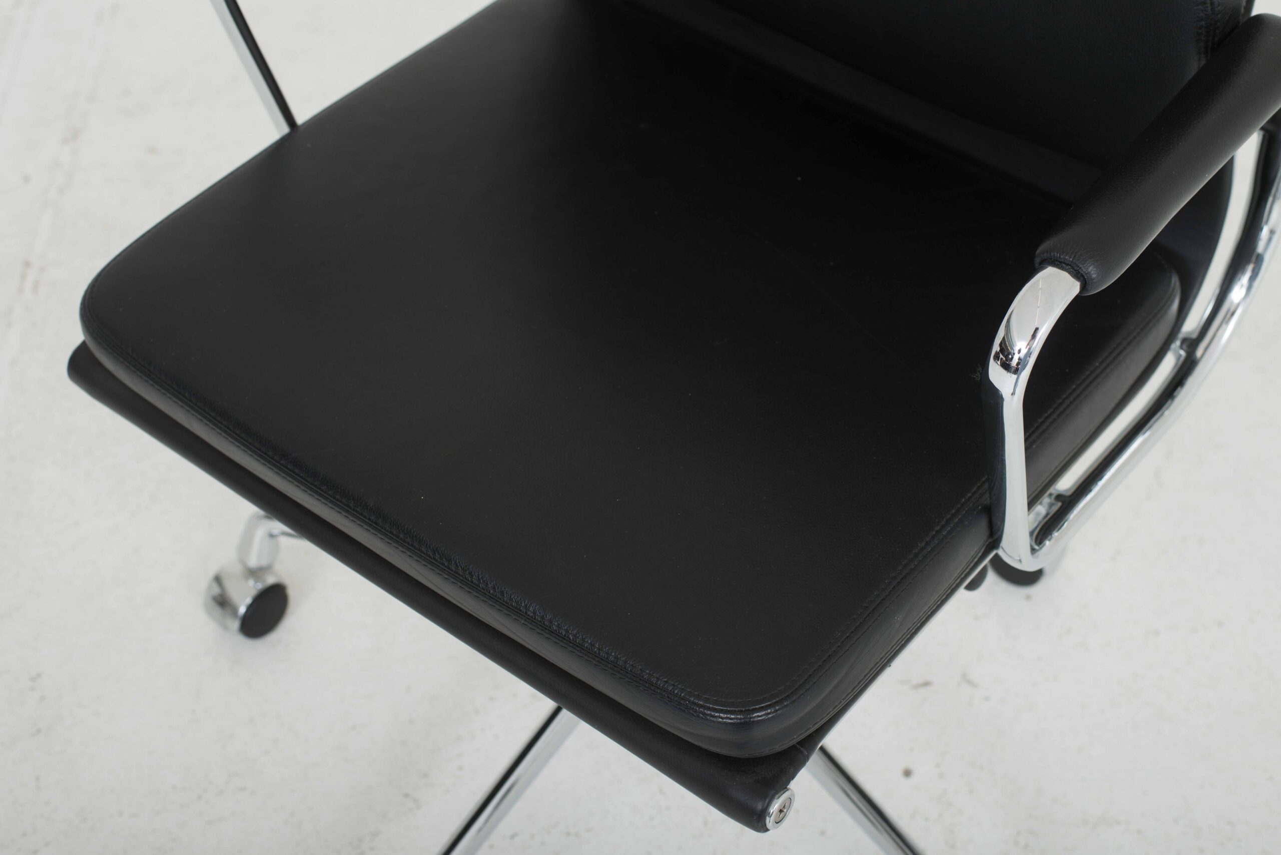 Vitra EA 217 Soft Pad Bürostuhl mit gepolsterten Armlehnen von Eames in Schwarz-4
