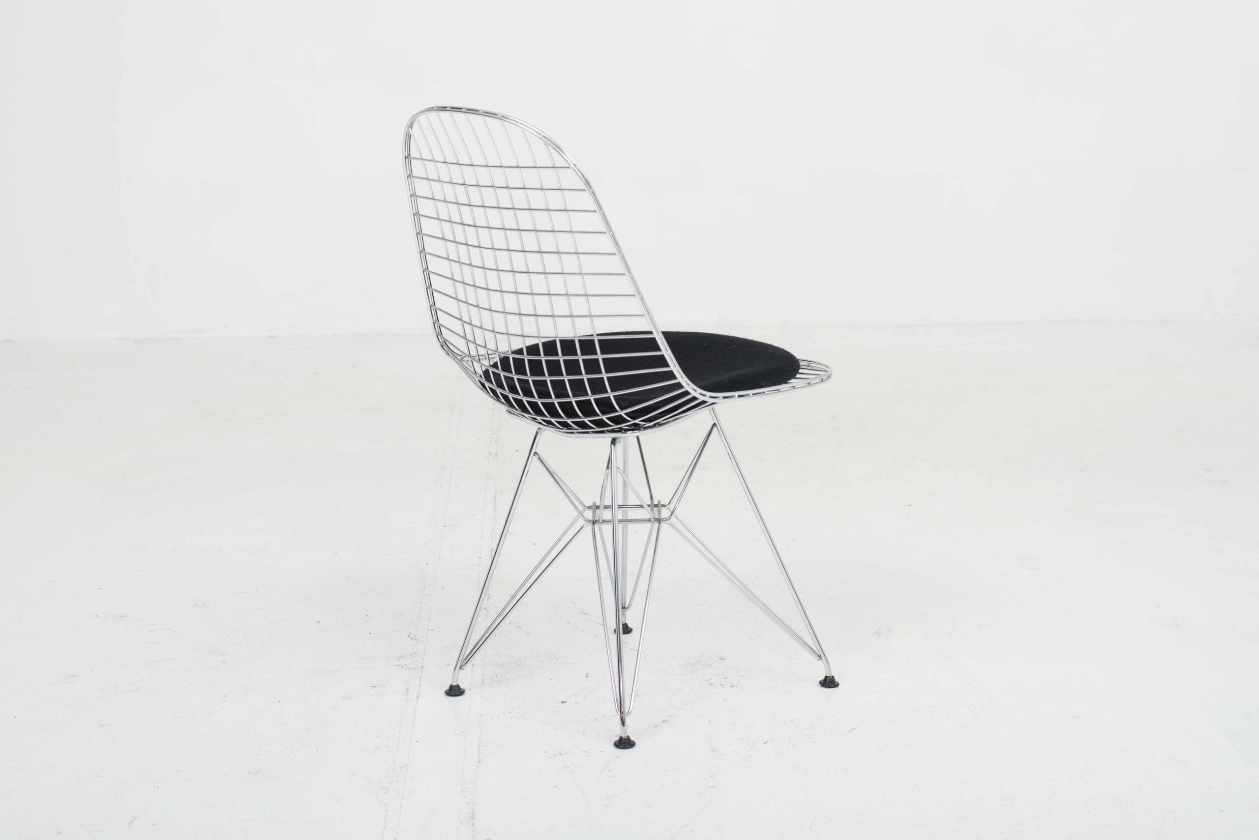 Vitra DKR-5 Wire Chair von Charles &amp; Ray Eames mit schwarzem Stoffsitzkissen-1