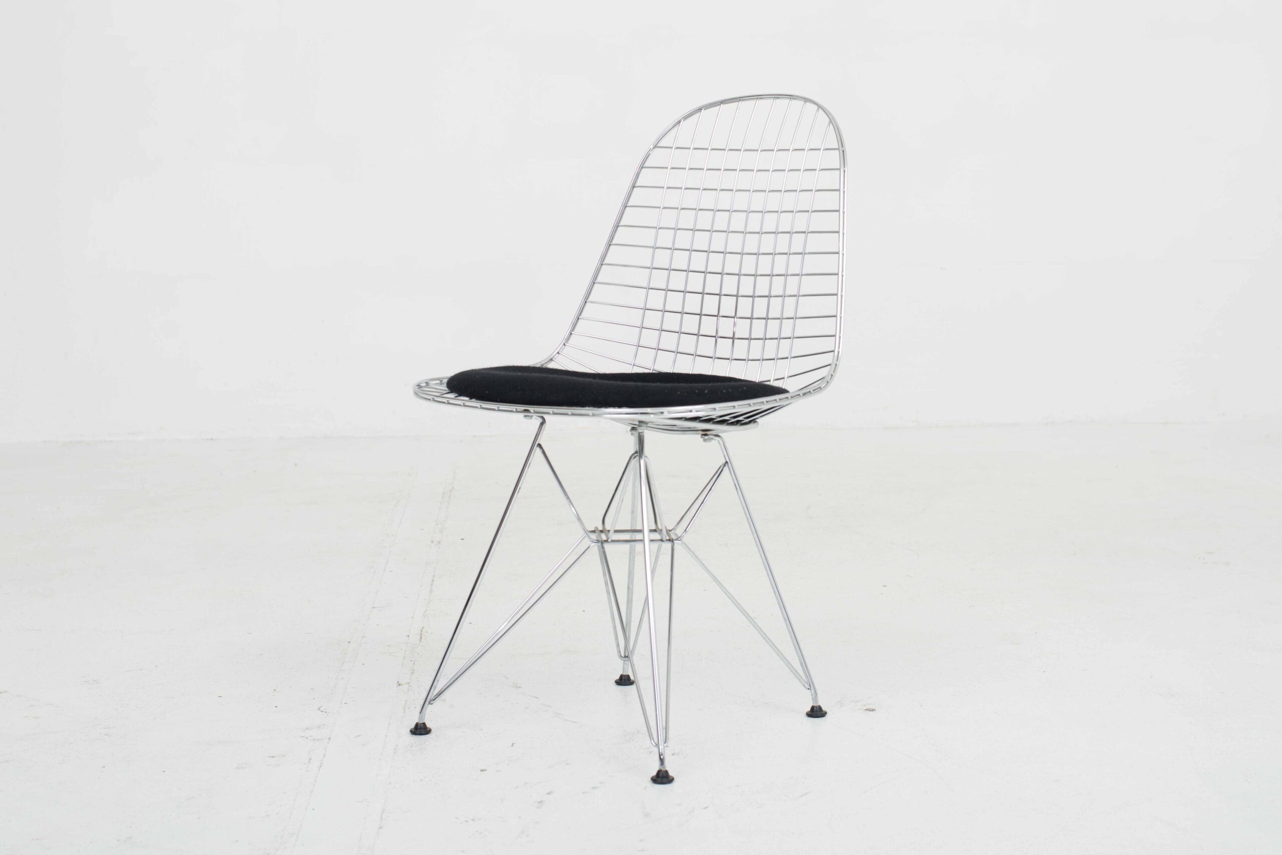 Vitra DKR-5 Wire Chair von Charles &amp; Ray Eames mit schwarzem Stoffsitzkissen-0