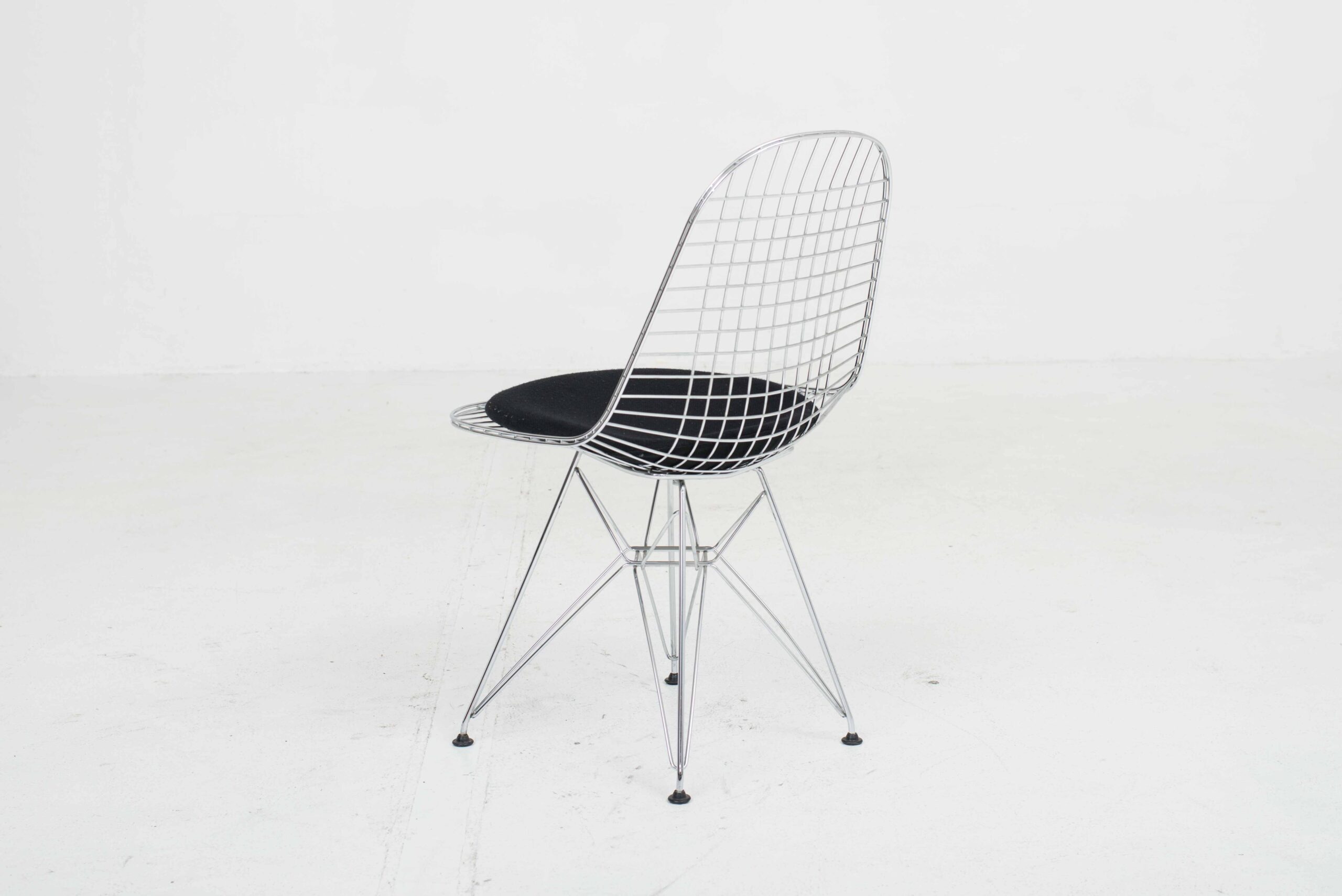 Vitra DKR-5 Wire Chair von Charles &amp; Ray Eames mit schwarzem Stoffsitzkissen-2