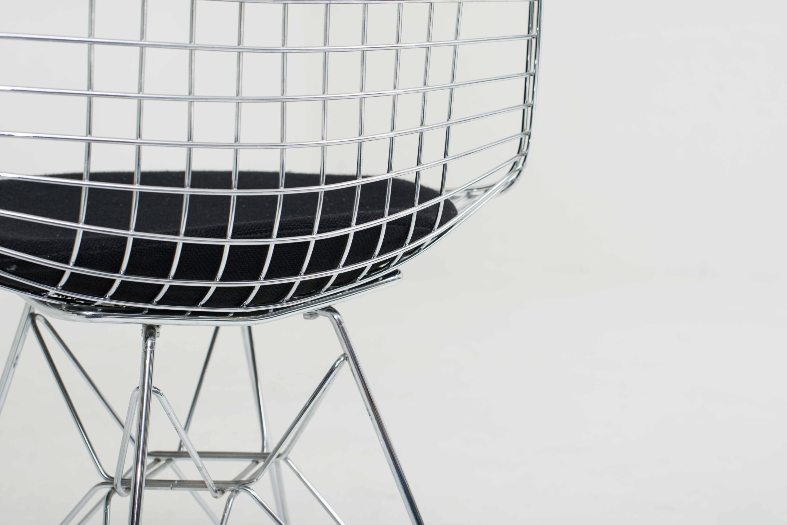 Vitra DKR-5 Wire Chair von Charles &amp; Ray Eames mit schwarzem Stoffsitzkissen-4