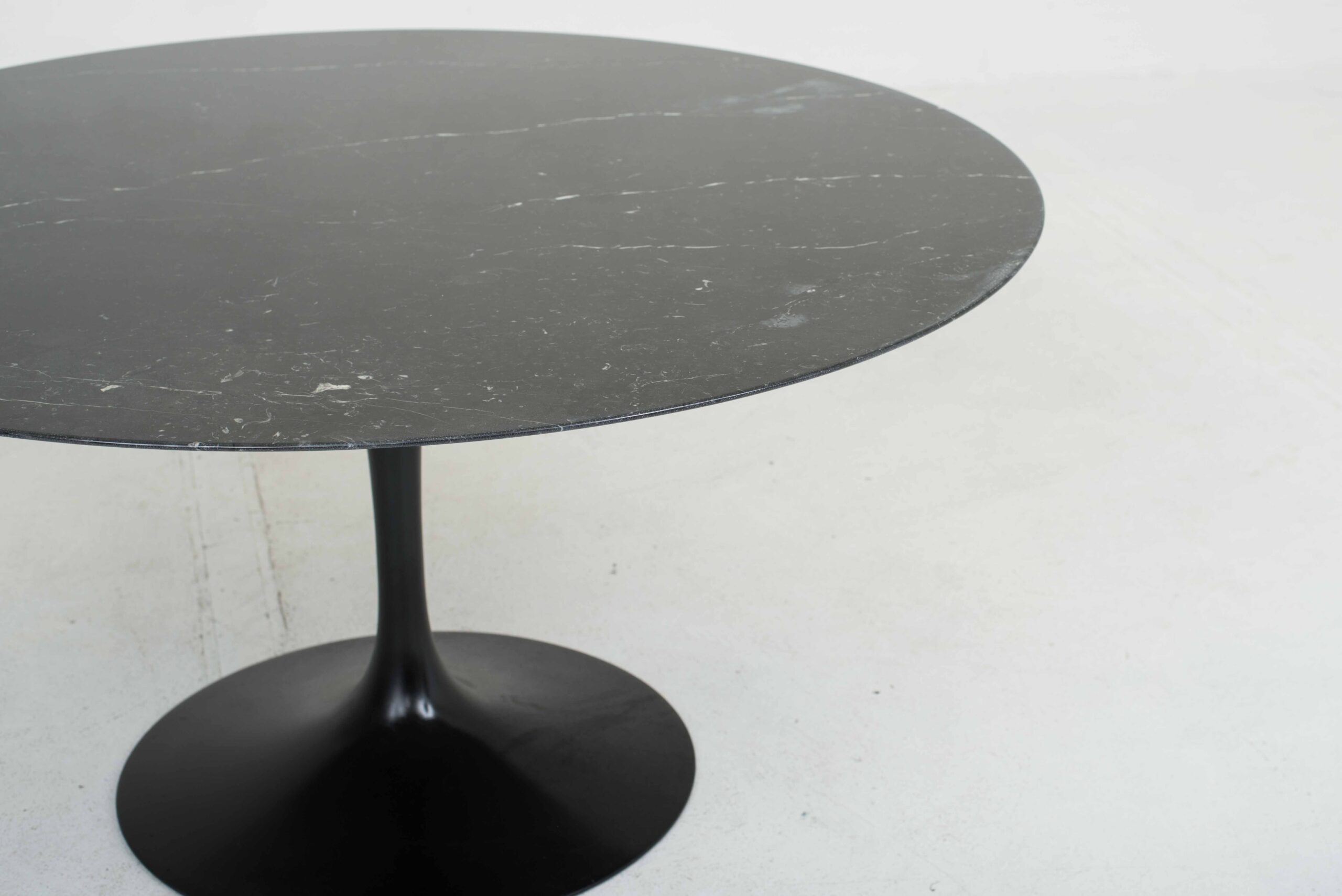 Knoll International Tulip Table 137cm von Eero Saarinen in schwarzem Marmor-2