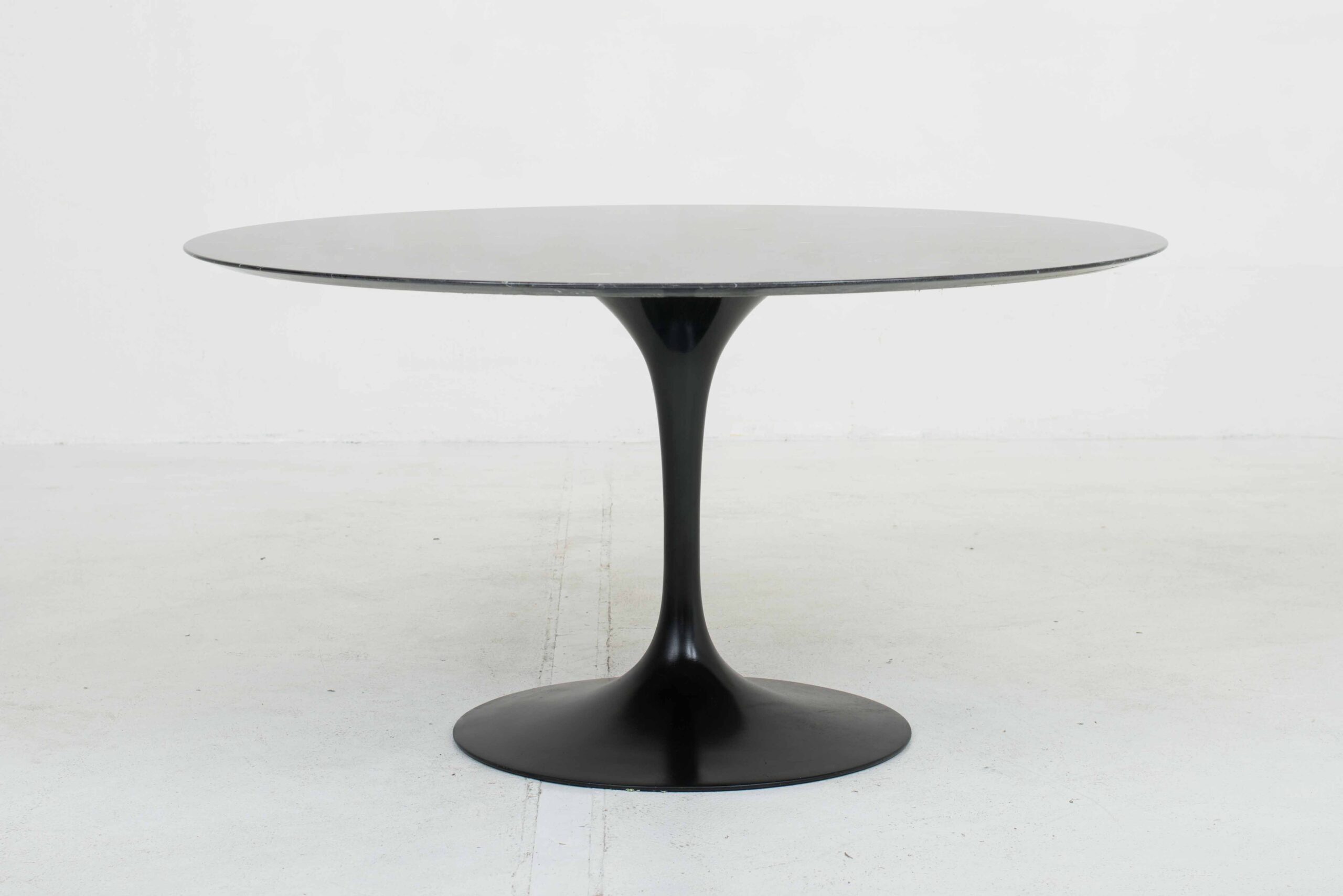 Knoll International Tulip Table 137cm von Eero Saarinen in schwarzem Marmor-0