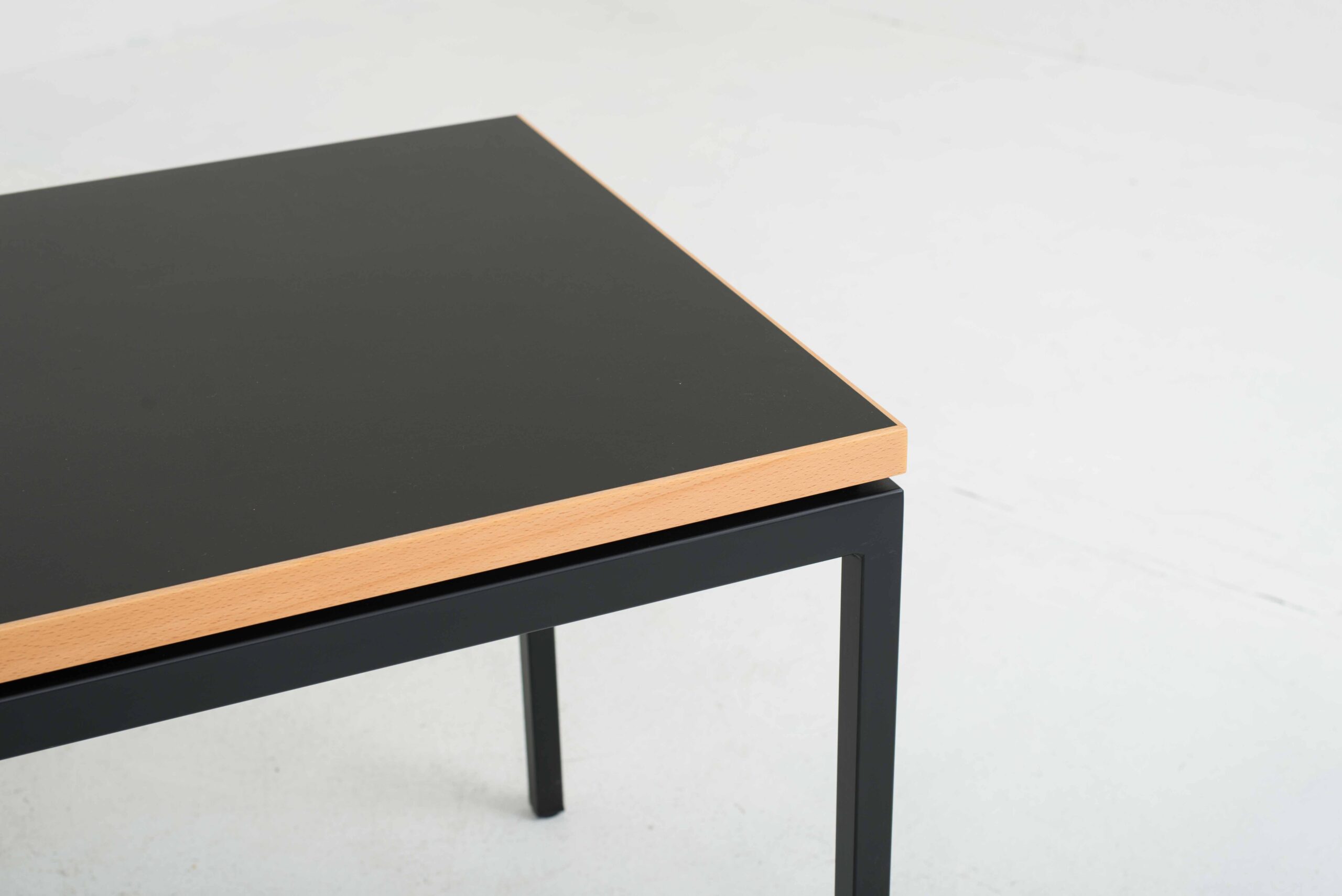Minimalistischer Tisch aus Schweizer Produktion-5