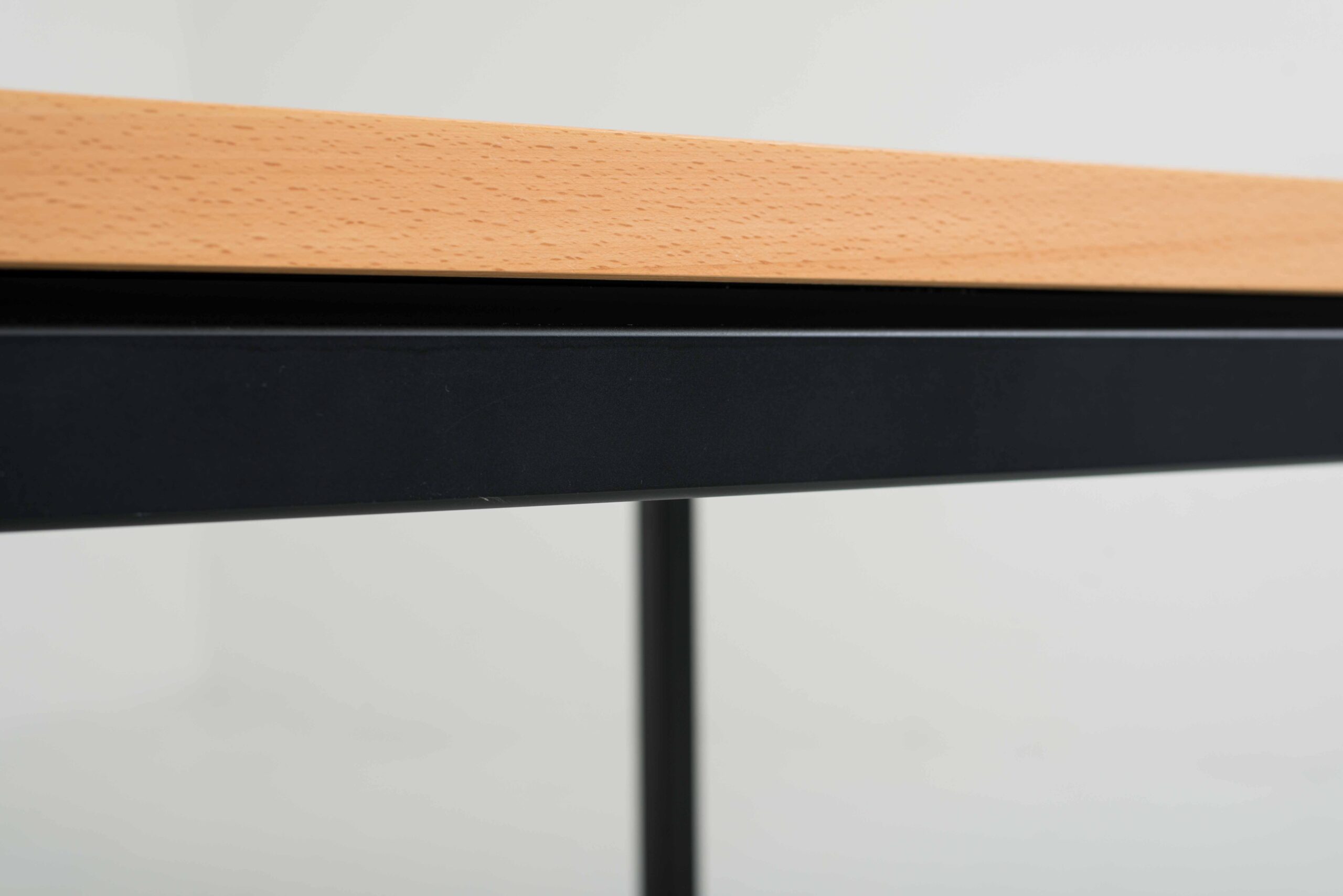 Minimalistischer Tisch aus Schweizer Produktion-6