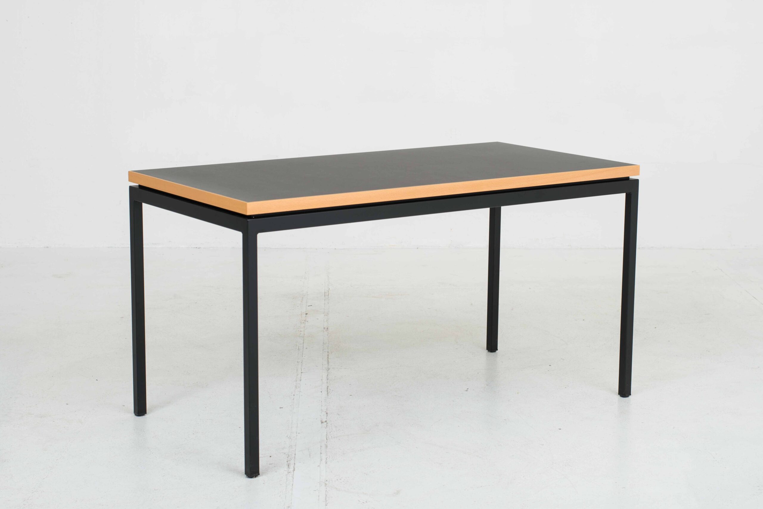 Minimalistischer Tisch aus Schweizer Produktion-4