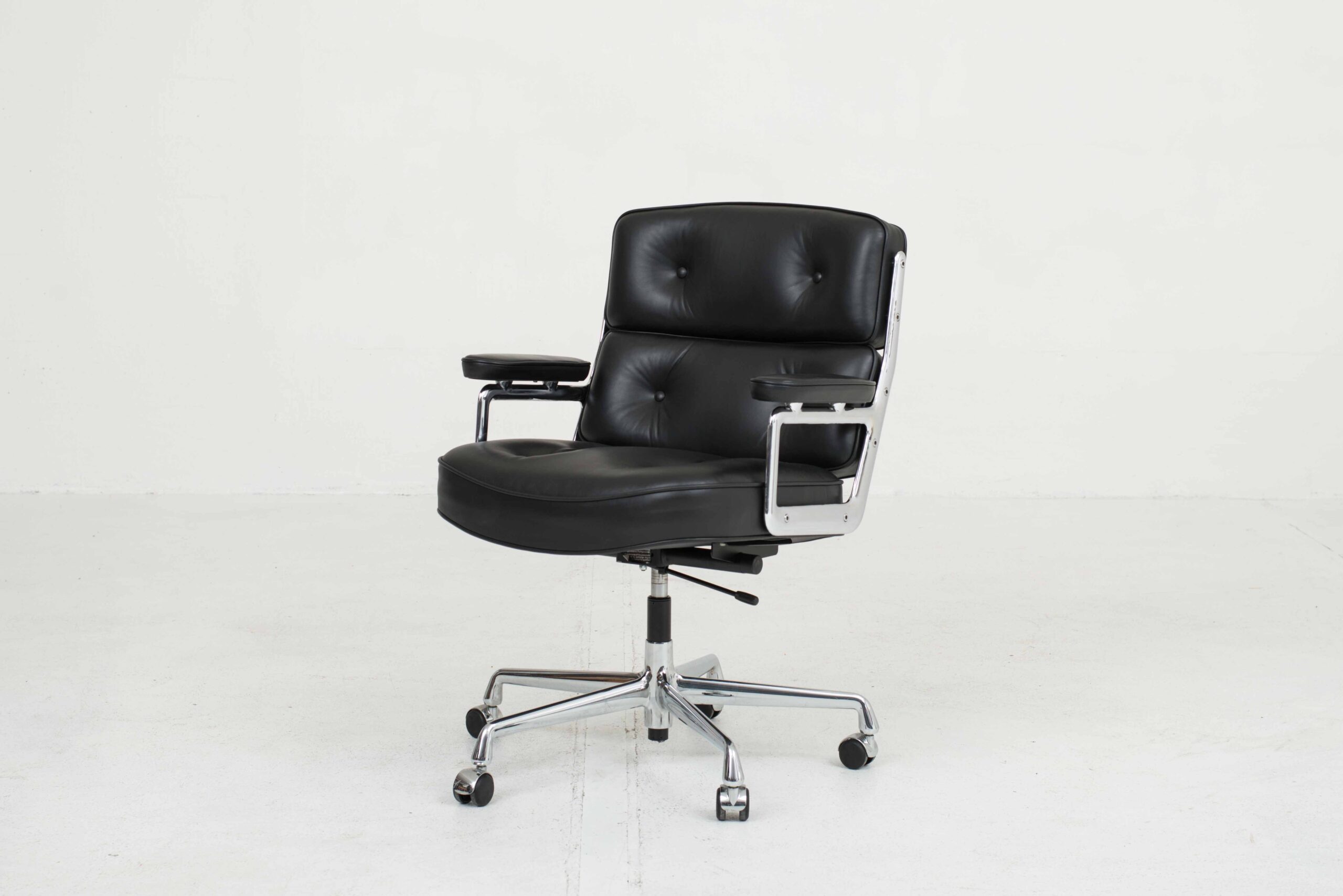 Vitra Lobby Chair ES 104 von Charles &amp; Ray Eames-1